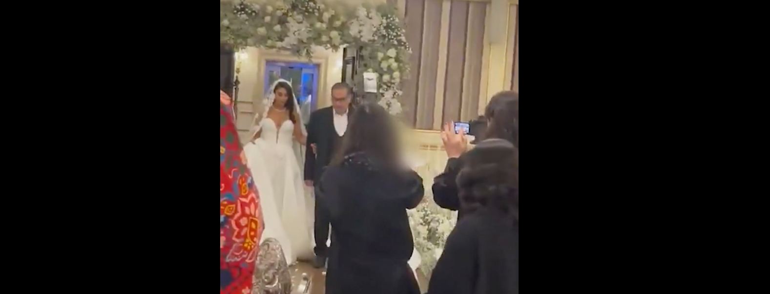 tochter-von-khamenei-berater-l-st-mit-hochzeitskleid-einen-skandal-aus