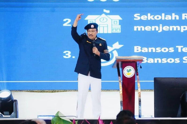 Mensos Gus Ipul Perkenalkan Seragam Wali Asuh dan Asrama Sekolah Rakyat
