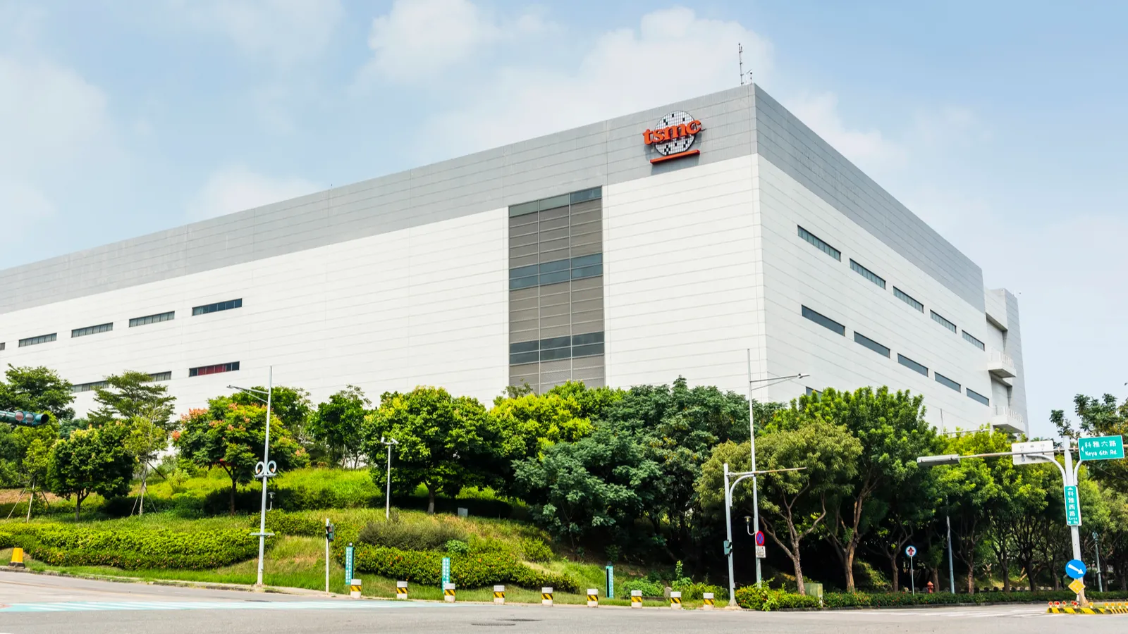 The US quietly supports a chip startup run by Intel’s former boss and ...