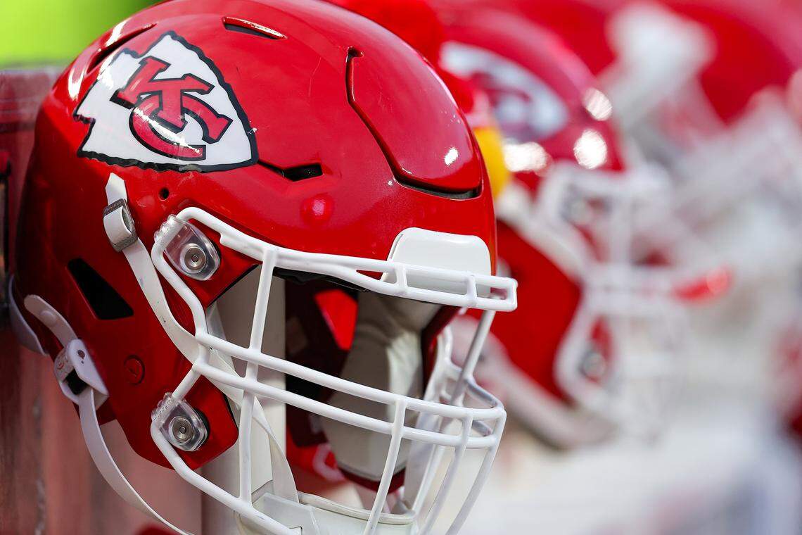 while-in-a-huddle-chiefs-players-applauded-a-military-veteran-being