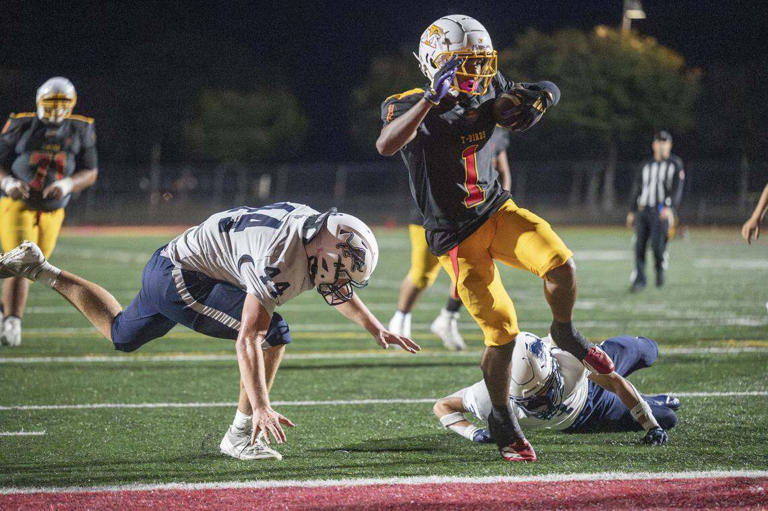 Week 7 football takeaways: Graham Kapowsin undefeated Sumner defense