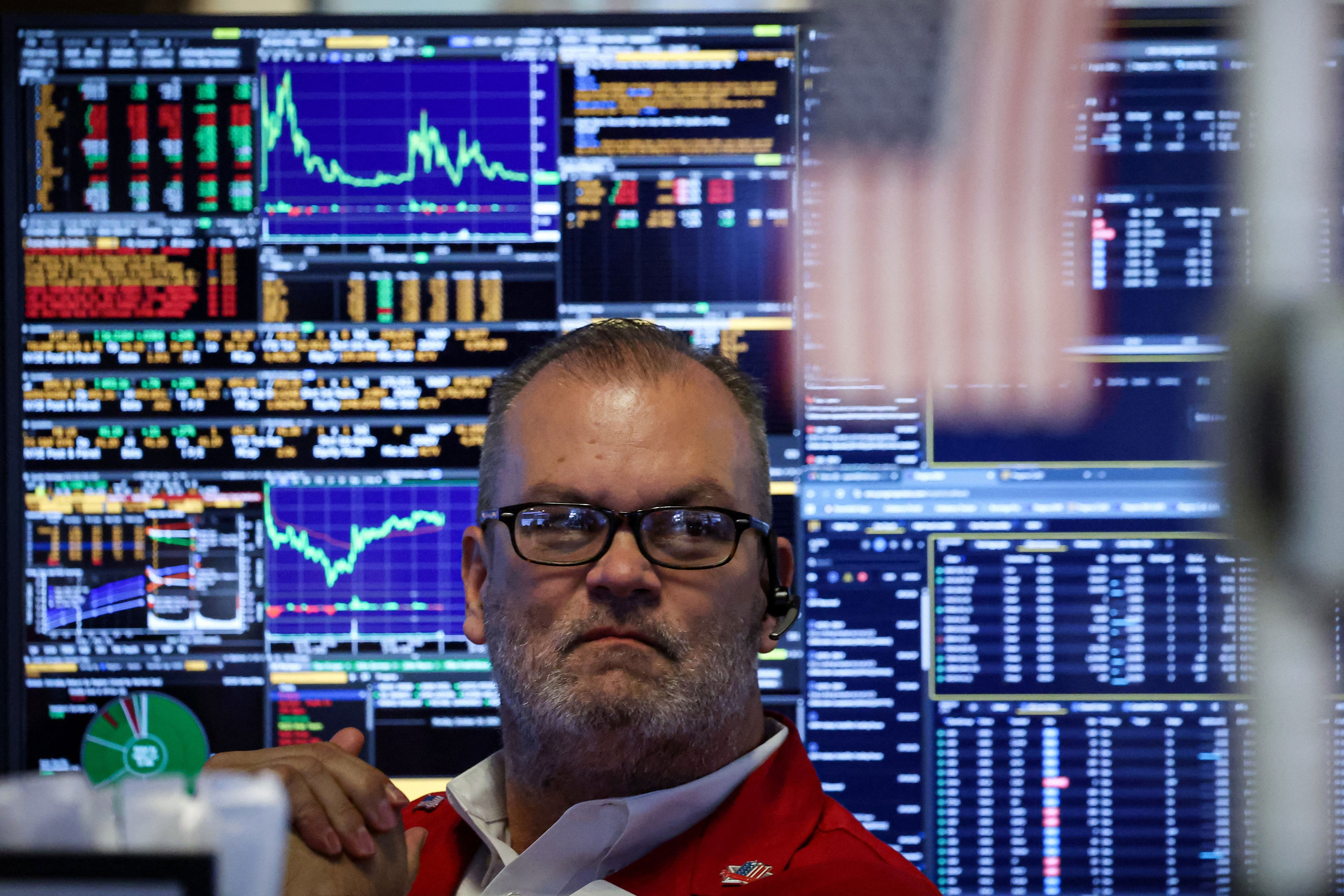 Apple Surges 3.9% to Record High, Second in Market Cap