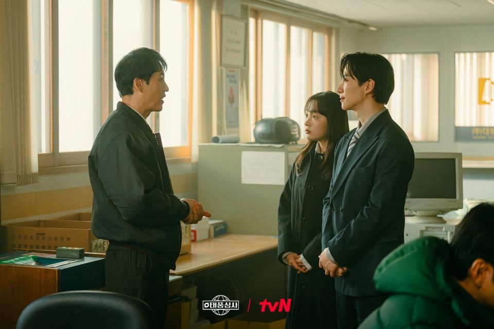 Cara Tae Poong Mengungkap Masalah Daebang Textile di Typhoon Family