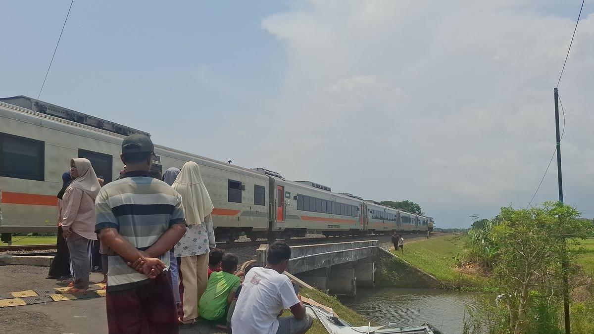 Dua Korban Tewas dalam Kecelakaan Maut di Purworejo: Mobil MBG vs Kereta di Lintasan Tanpa Palang
