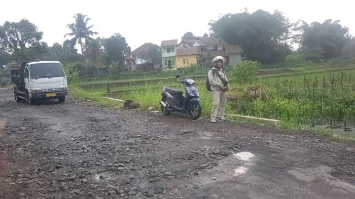 Warga Bungursari Kota Tasik Mengadu ke Kapolres dan Dewan Soal Jalan Rusak yang Tak Diperbaiki Selam