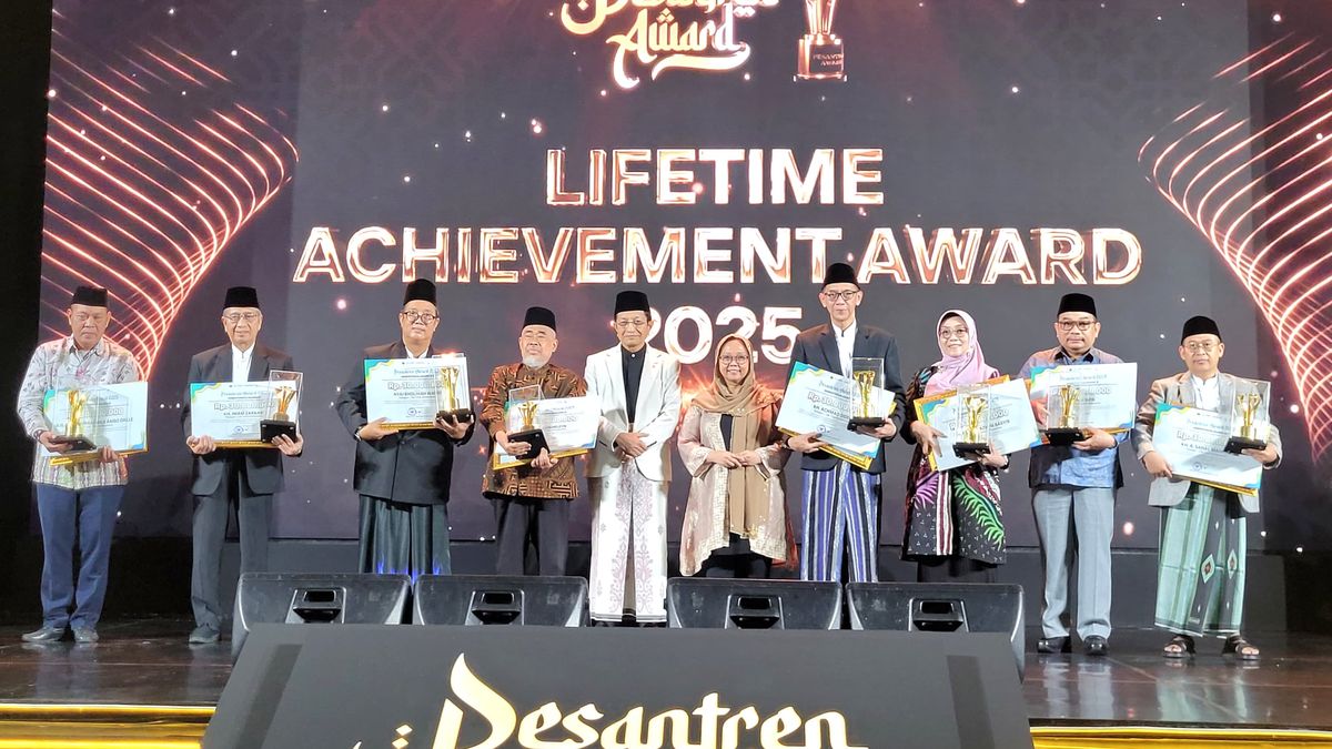 Bupati Sumedang dan Pesantren Darul Arqam Juara di Pesantren Award 2025!