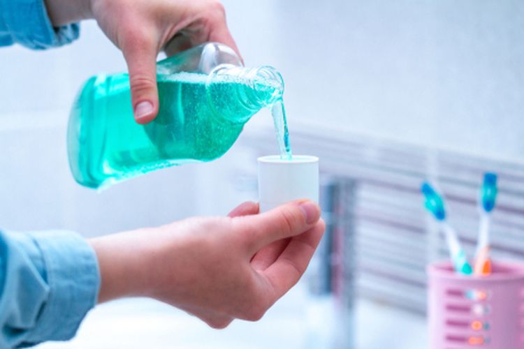 Mengalirkan Obat Kumur ke Saluran Air, Apa Manfaatnya?
