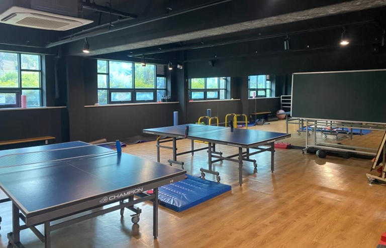 В академии-интернате в Соннаме, Кёнгидо есть зал для настольного тенниса. Студенты, готовящиеся к экзаменам, могут свободно играть здесь в настольный теннис. /Этус