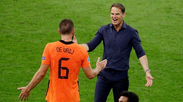 Simon Tahamata Unggah Foto Peluk De Boer, Kode untuk Pelatih Baru Timnas?