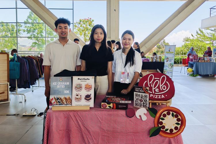Dua Mahasiswa Surabaya Ciptakan Inovasi Kuliner Unik: Es Krim Sandwich dan Pizza Sehat
