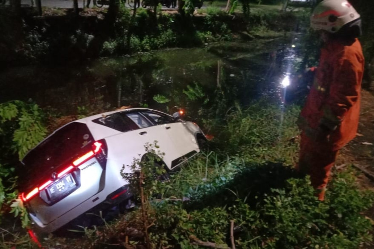 Sopir Mengantuk, Toyota Innova Terguling ke Sungai Surabaya
