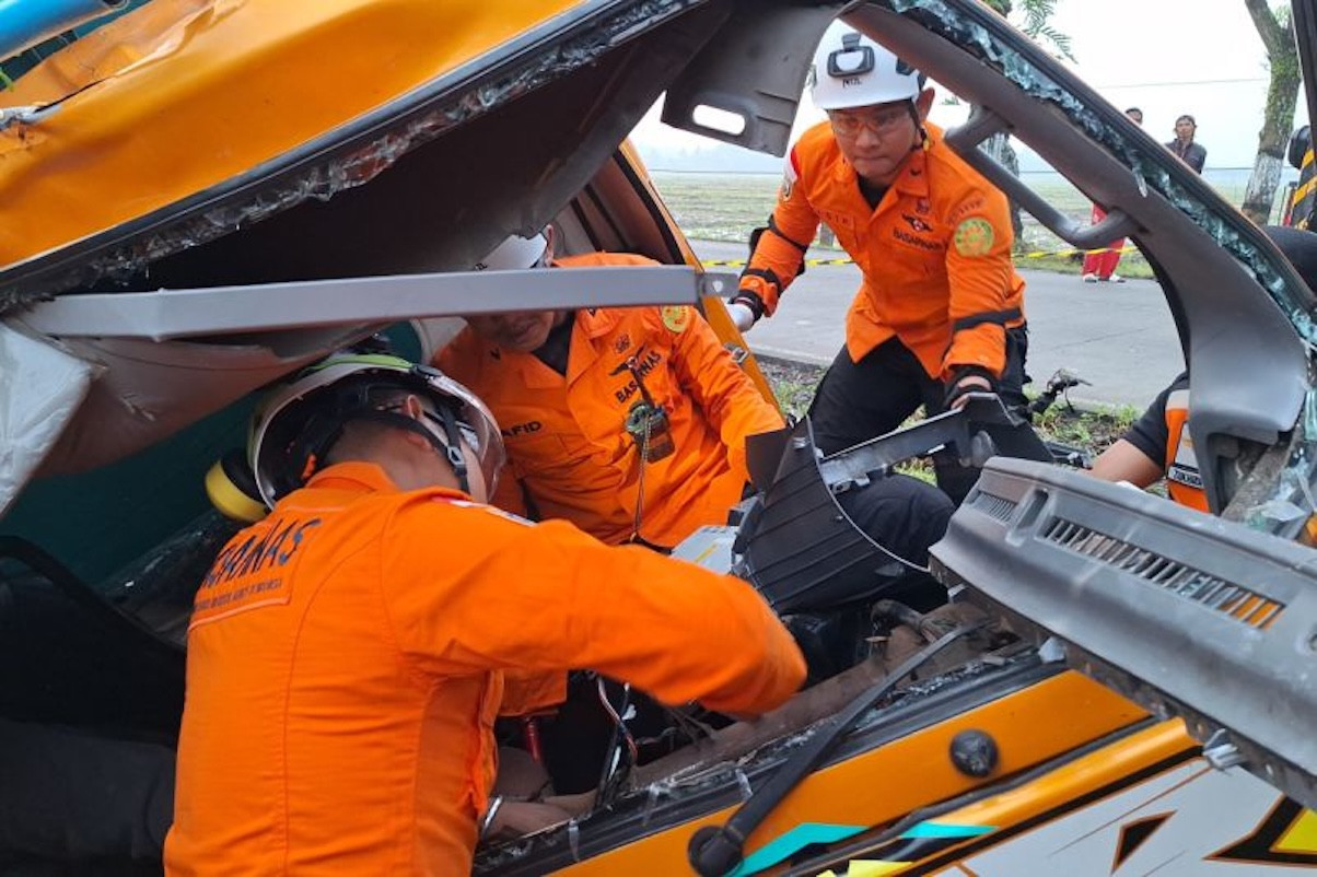 Truk Kayu Terguling di Purbalingga, Sopir Terjepit Dievakuasi