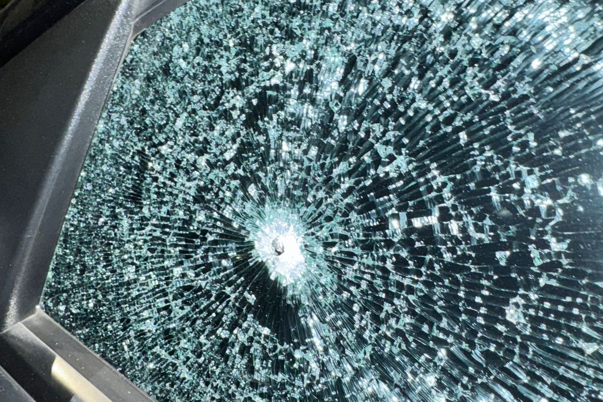 Pemilik Hyundai Kona Kaget, Kaca Kiri Berlubang dan Retak