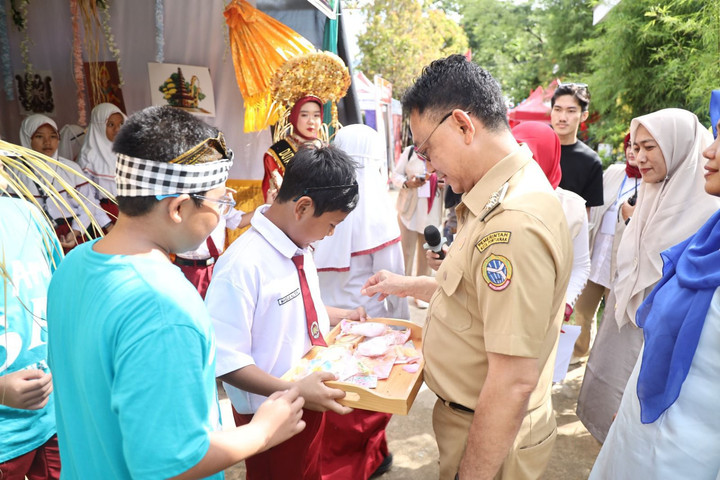 Edi Kamentono Pujikan Festival Seni dan Pasar Sekolah SD Bawamai Pontianak