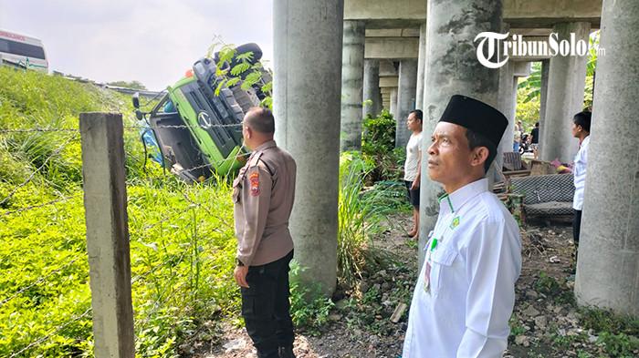 Truk Gypsum 25 Ton Terguling di Jalur Tol Boyolali