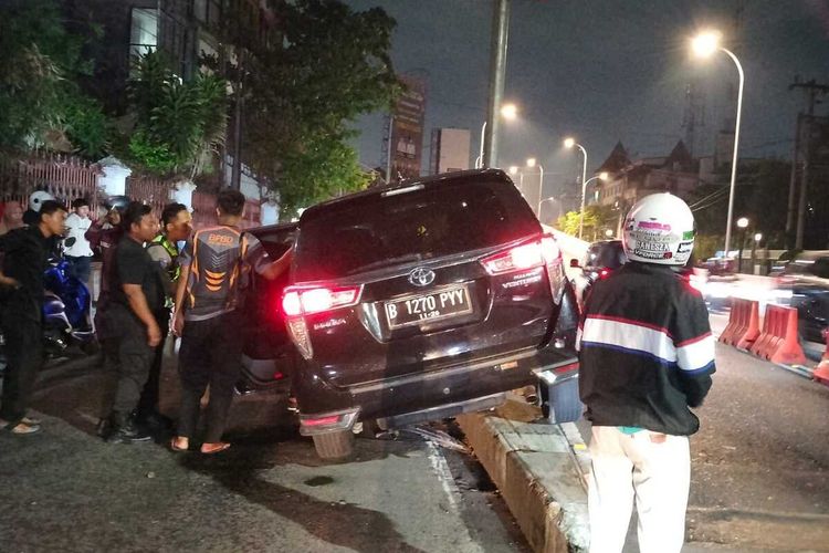 Mobil Tabrak Pembatas Overpass Manahan, Pengemudi Diduga Mengantuk