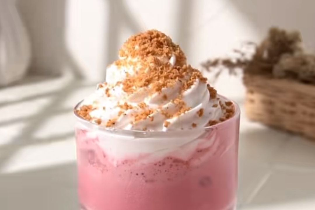Cuaca Panas? Coba Iced Latte Red Velvet Segar