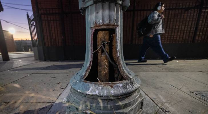 Copper wire thieves target AT&T’s underground vault in LA — 1,502 ...