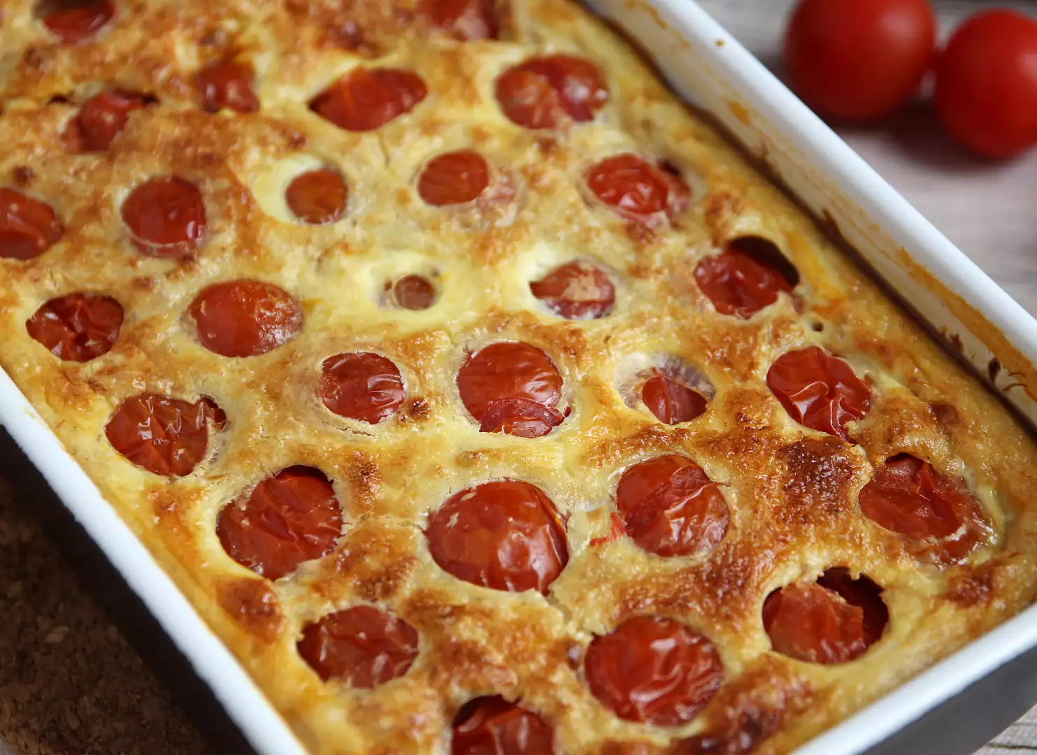 Pikante clafoutis mit kirschtomaten und thunfisch