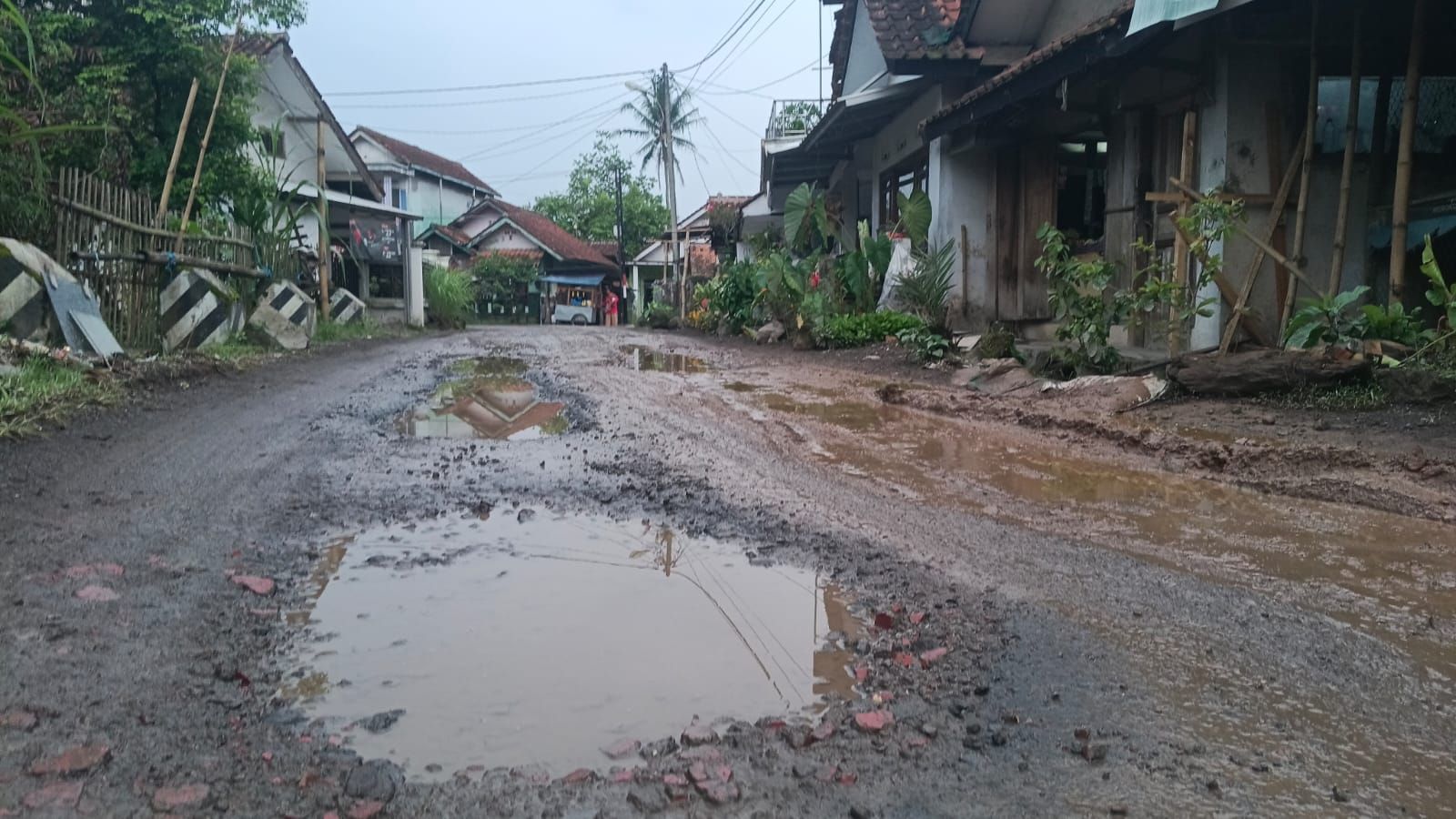 Jalan Rusak Selama 18 Tahun, Warga Sukalaksana Mengadu ke Kapolres