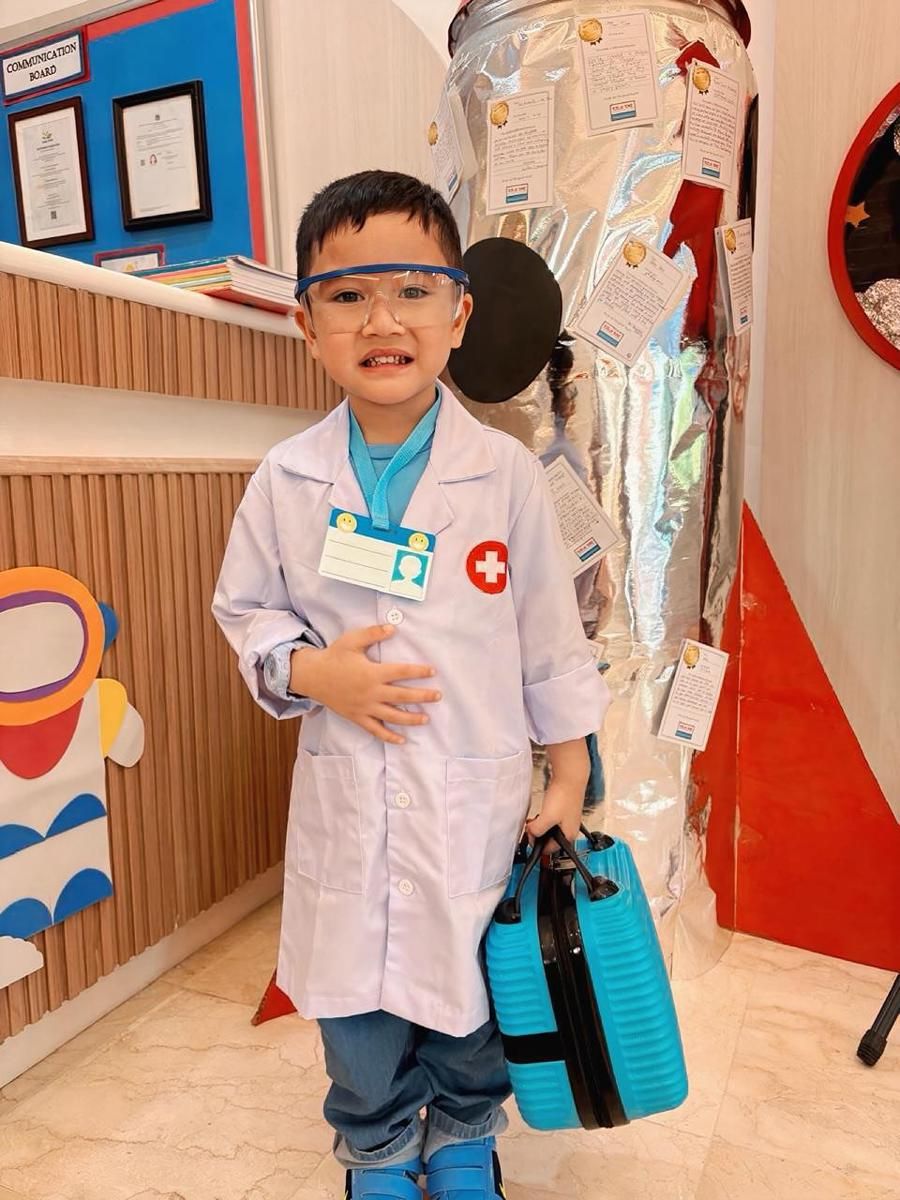 7 Potret Cipung Jadi Dokter, Lucu Pakai Jas dan Masker!