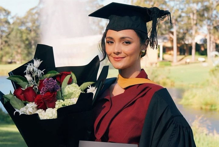 Gaya Amanda Rawles Rayakan Kelulusan di Macquarie University Sydney