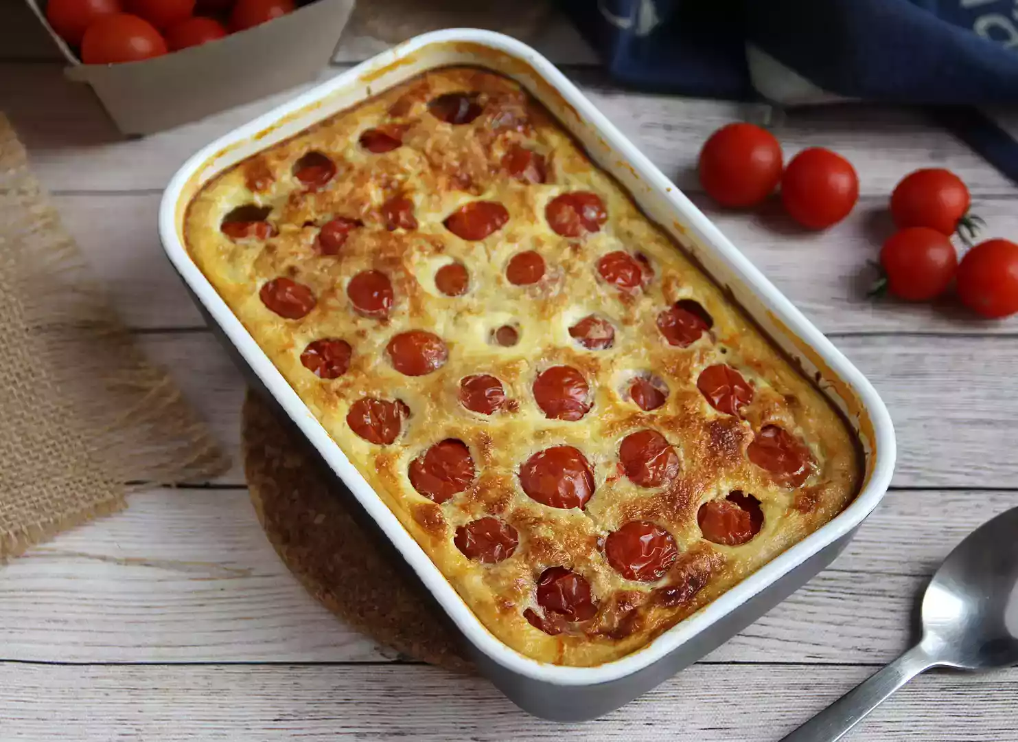 Pikante clafoutis mit kirschtomaten und thunfisch