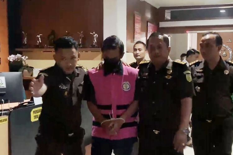 Rompi Pink Jadi Bukti 4 Tersangka Korupsi DPRD Jember Ditahan