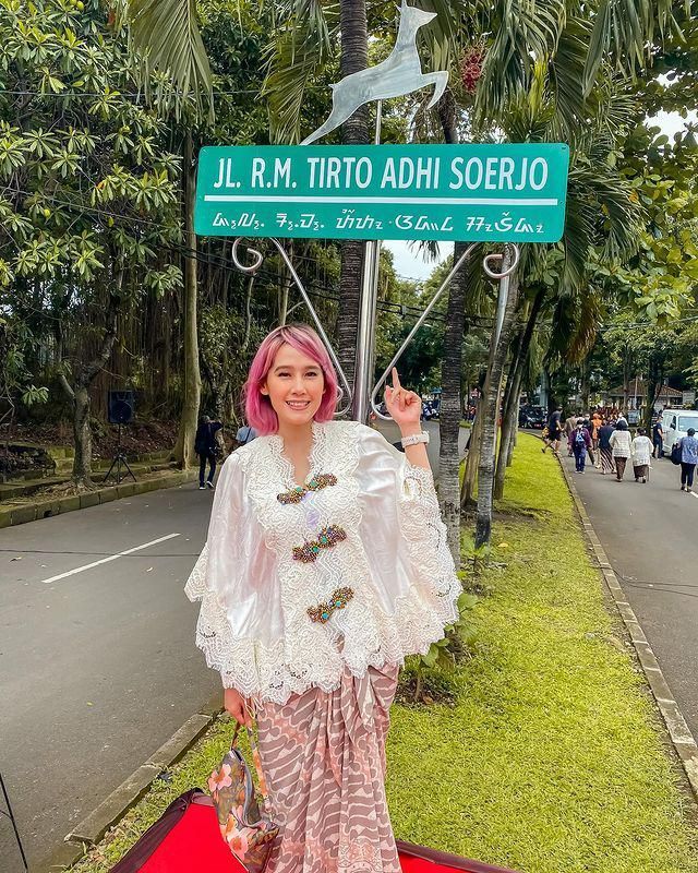 Arie Dwi Andhika Bantu Ardina Rasti Fokus Menyusui Bayi Baru Lahir
