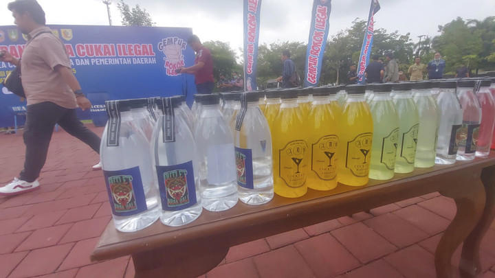 Bea Cukai Surakarta memusnahkan jutaan rokok dan alkohol ilegal. Foto: Dok. kumparan
