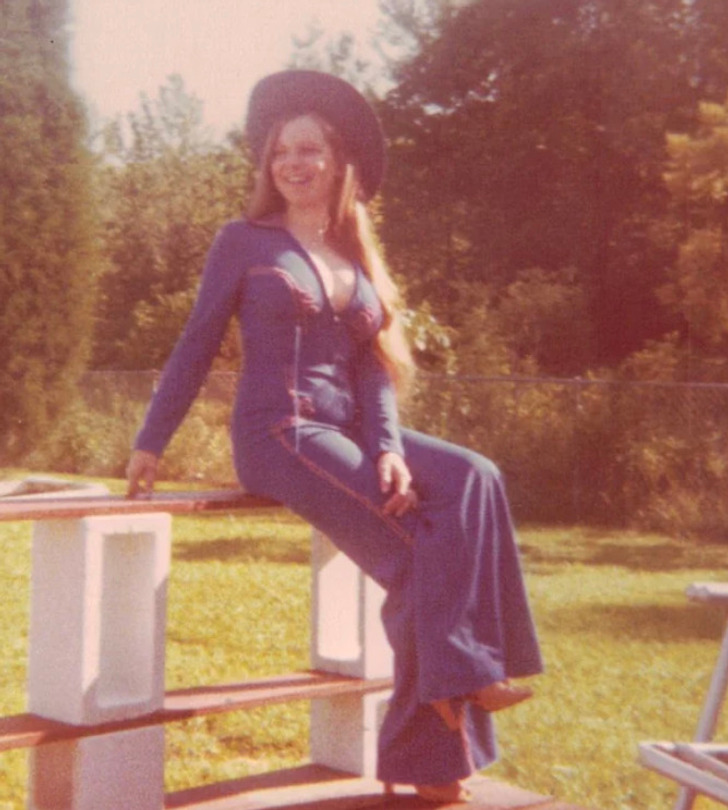 16 People Shared Photos of Their Moms in Their Youth, and We Had to