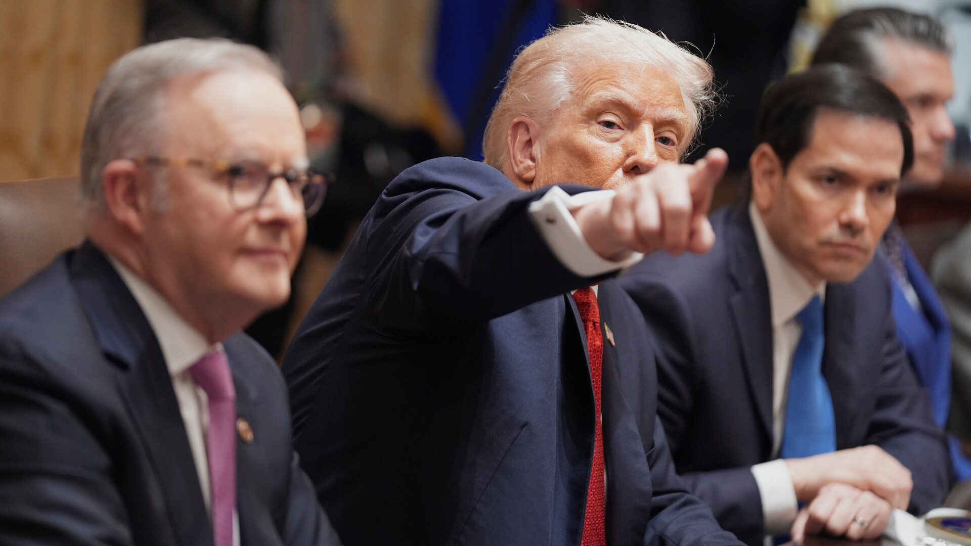‘Devastatingly awkward’: PM putting on ‘fake laugh’ to cover Trump’s ...