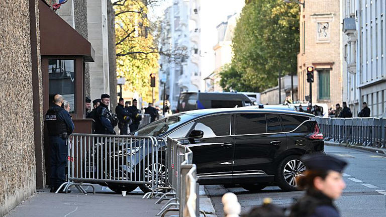 La voiture transportant l'ancien président français Nicolas Sarkozy arrive à la prison de La Santé.