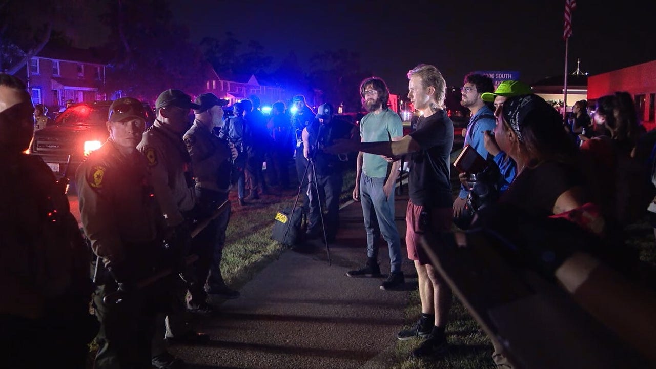 Group decries Broadview mayor's limits on protests at ICE facility