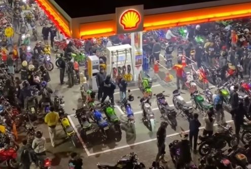Stok BBM Habis, SPBU Shell Jadi Tempat Kumpul Komunitas Motor 2-Tak
