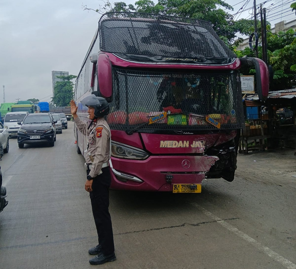 Kecelakaan Maut di Payung Sekaki, Mobil Double Cabin dan Bus Medan Jaya Bertabrakan