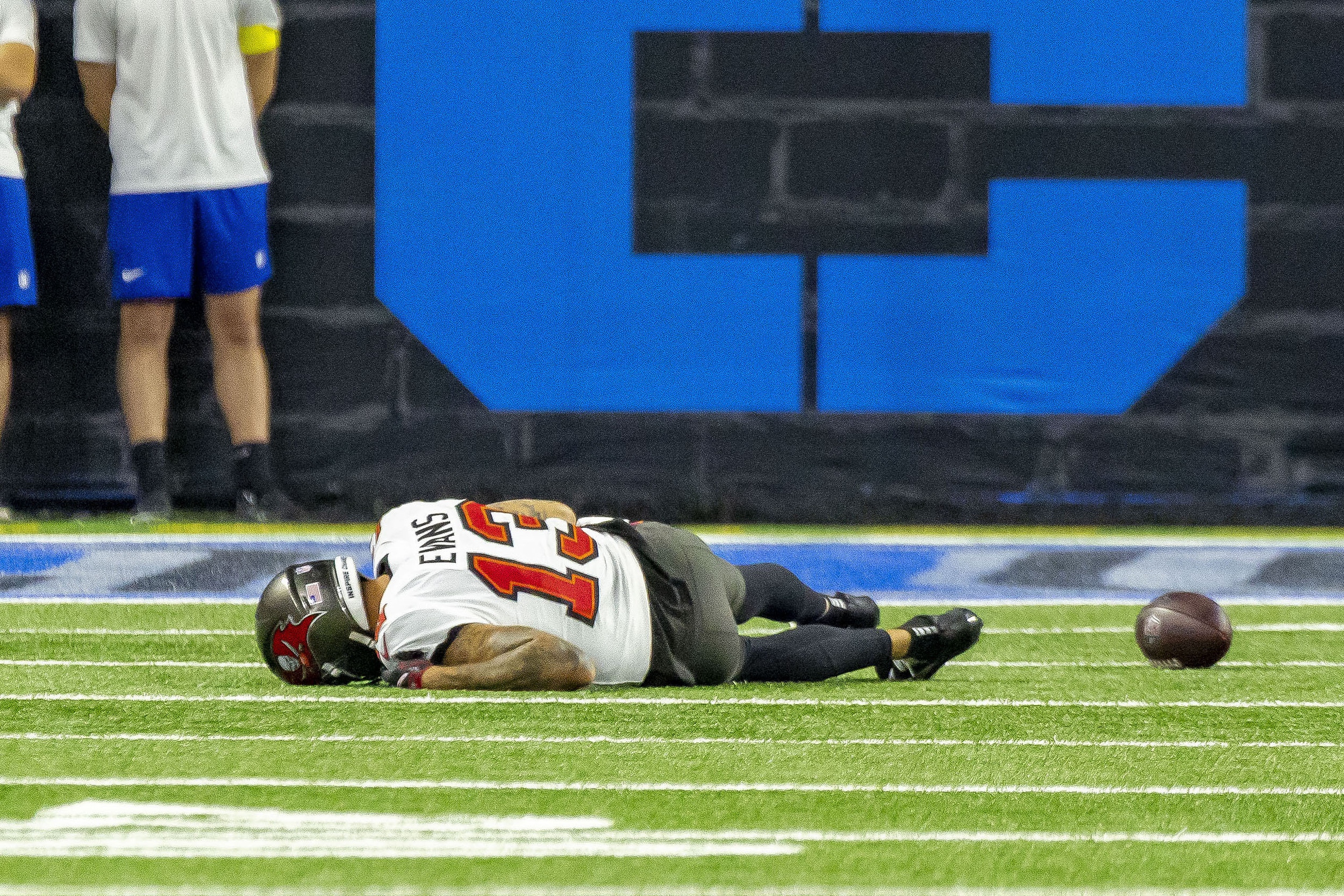 Scary Mike Evans injury puts incredible streak in serious jeopardy