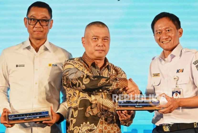 Menteri Perhubungan Akan Elektrifikasi Jalur Kereta Api Padalarang-Cicalengka, Cikarang-Cikampek, da