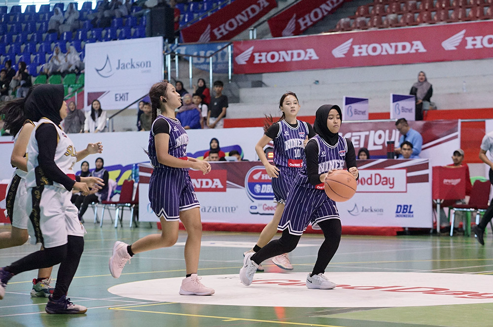 Tampil Perkasa! Tim Putri SMAN 11 Kalahkan SMAN 9 di DBL Riau 2025