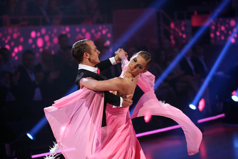 Oslo 20151114. Skal vi danse 2015 Finale. Artist Adelén Rusillo Steen (19) og hennes dansepartner Benjamin Jayakoddy. Foto: Vidar Ruud / NTB