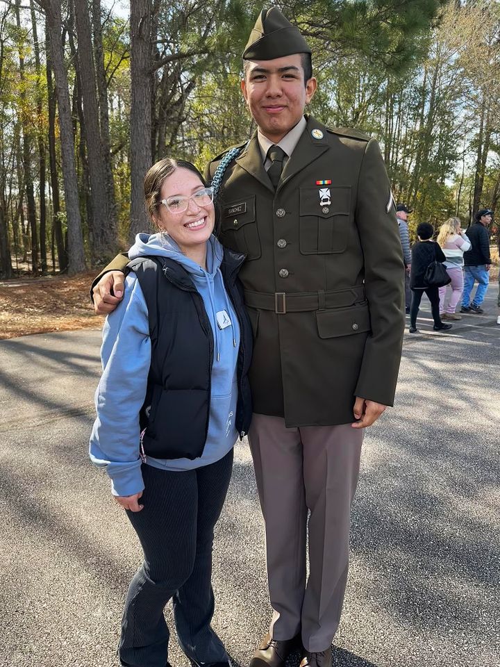 AA1OS99G Stranger's Heartwarming Gesture Moves Young Soldier to Tears at Graduation
