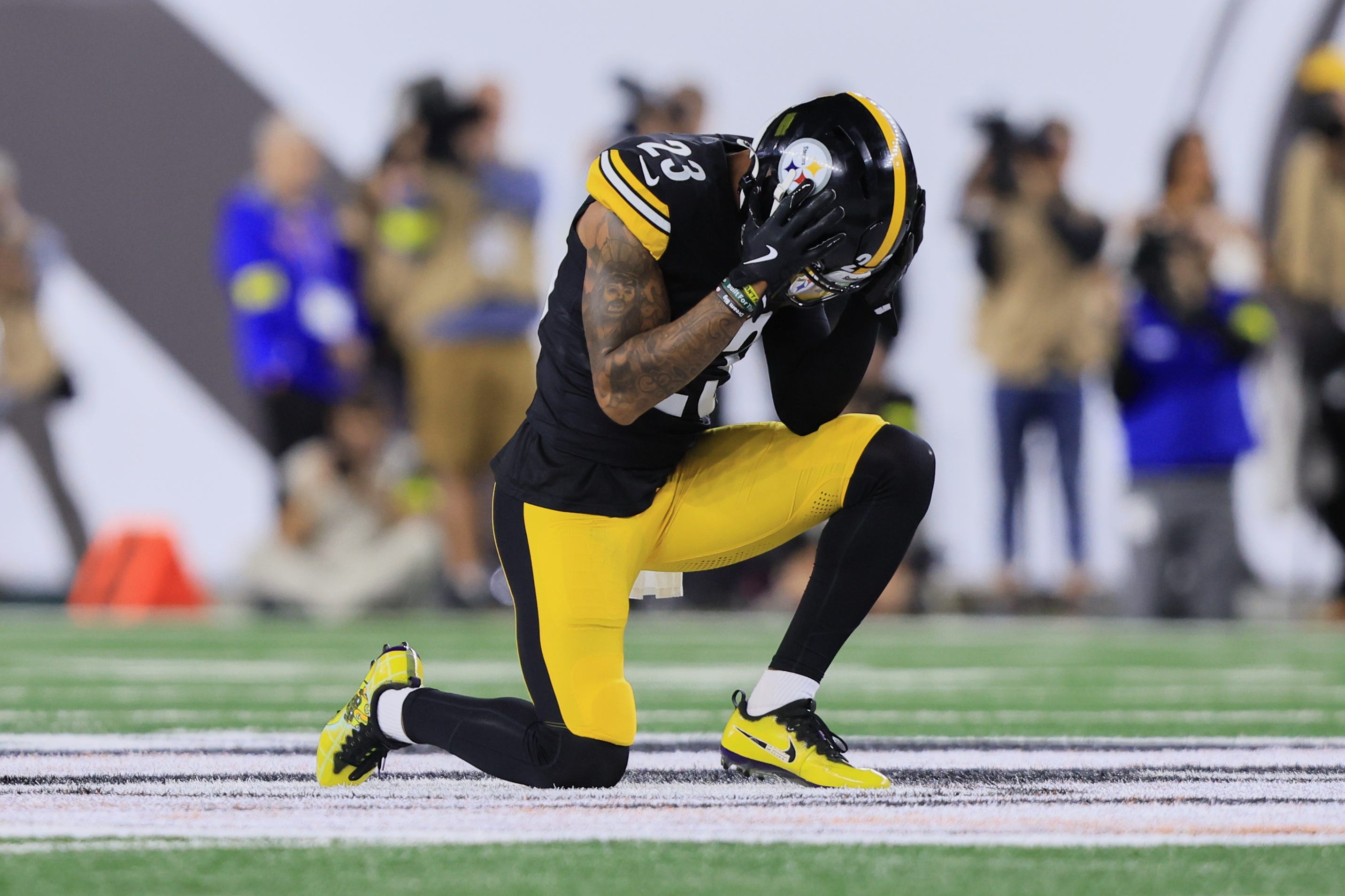 1 Steelers defender receives injury update after Week 10 loss, per HC ...