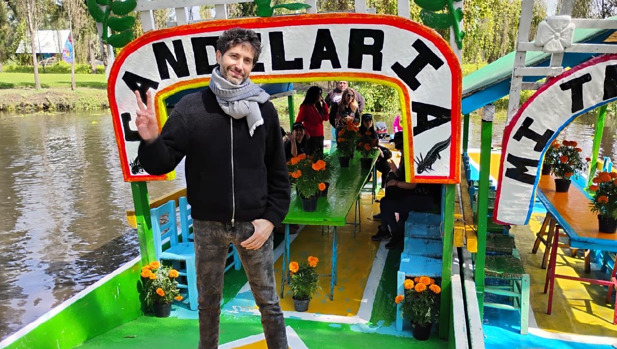 Benny Ibarra participa en reforestación de Xochimilco con 50 ahuejotes