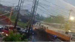 Truk Trailer Terseret Ka Harina Di Perlintasan Kaligawe Semarang Kai