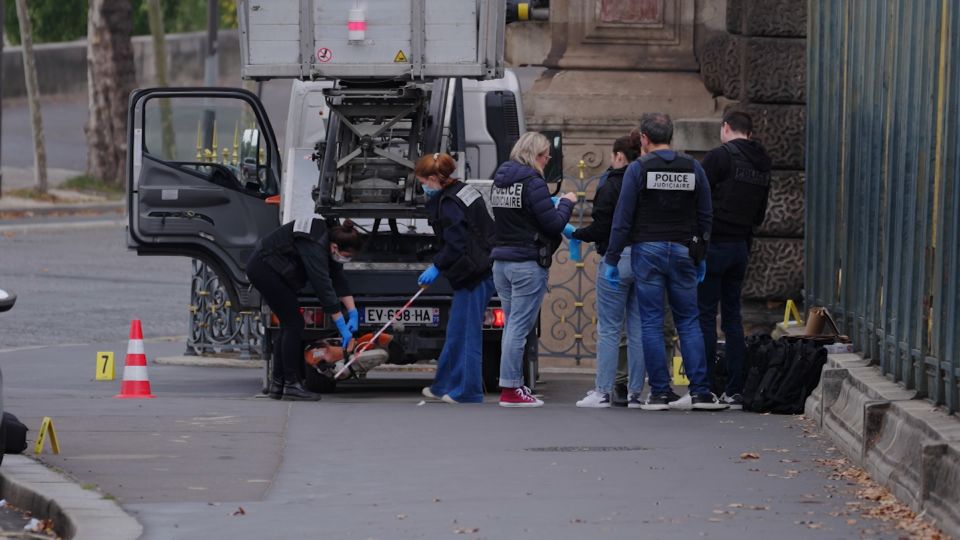 What footage of crime scene reveals about Louvre heist