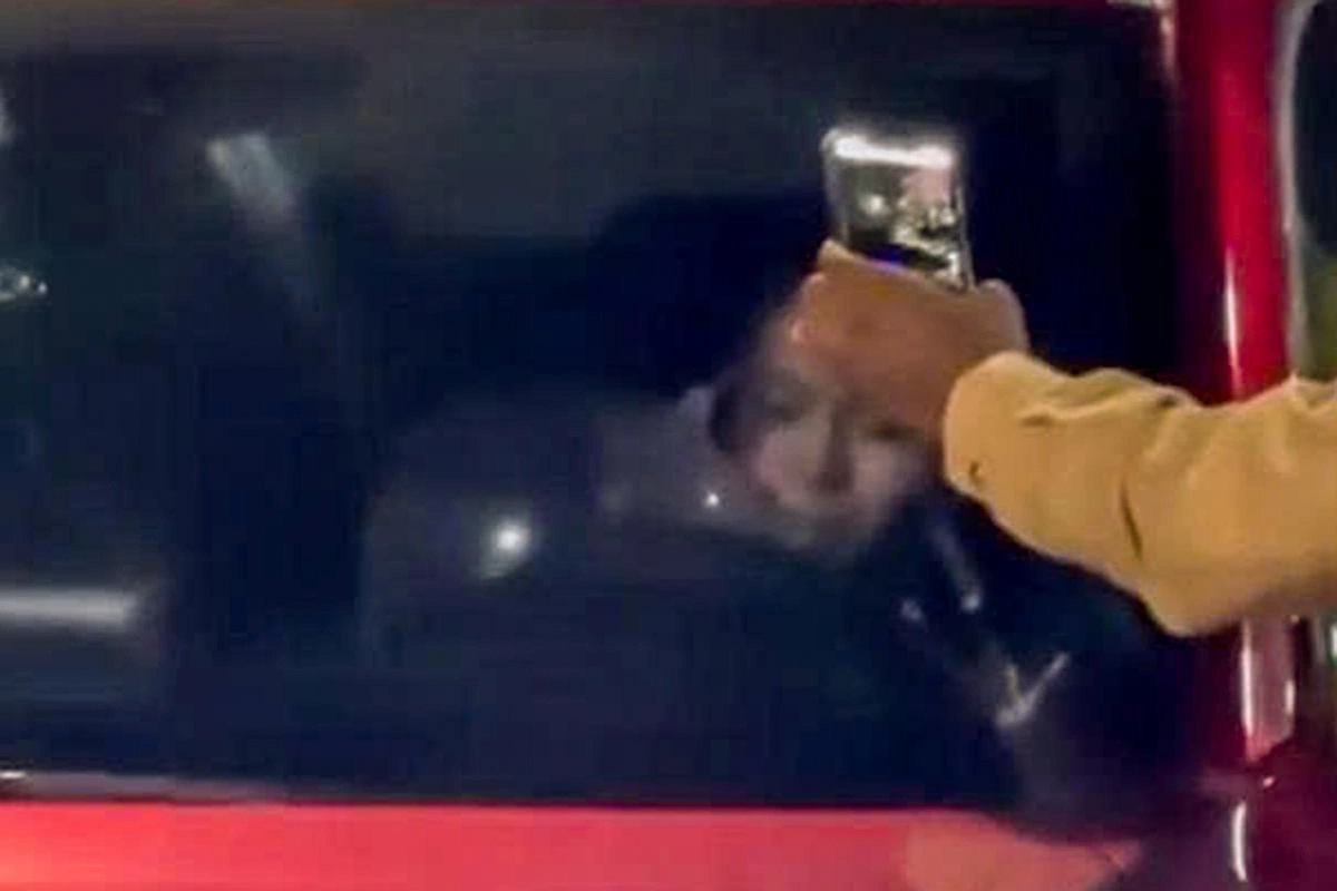 Nữ ca sĩ thản nhiên hút bóng cười khi bị CSGT dừng xe