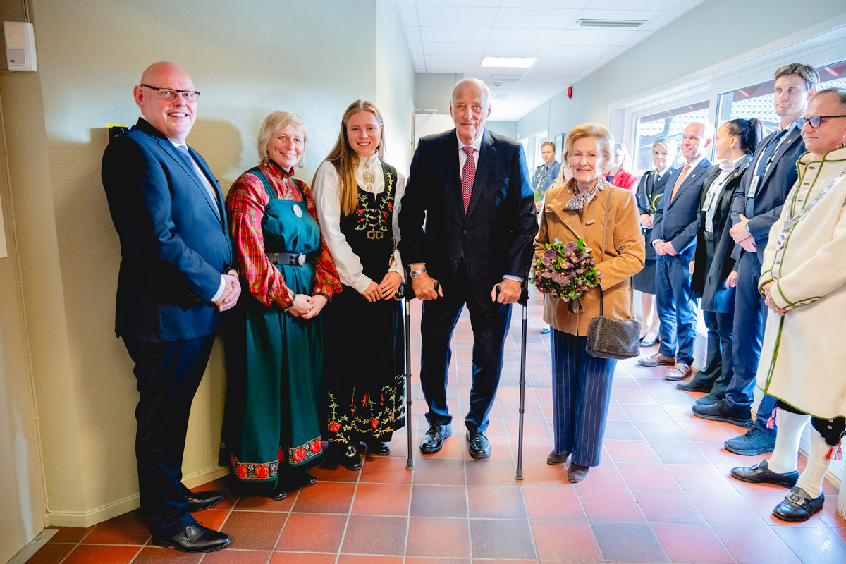 Kong Harald og dronning Sonja sammen med Henriette Jæger (t.h.), Hedda Kortnes og Terje Kristiansen under besøket i Aremark kommune i Østfold fylke. Etter dette besøket har kongeparet besøkt alle kommunene i Østfold fylke. Foto: Stian Lysberg Solum / POOL / NTB