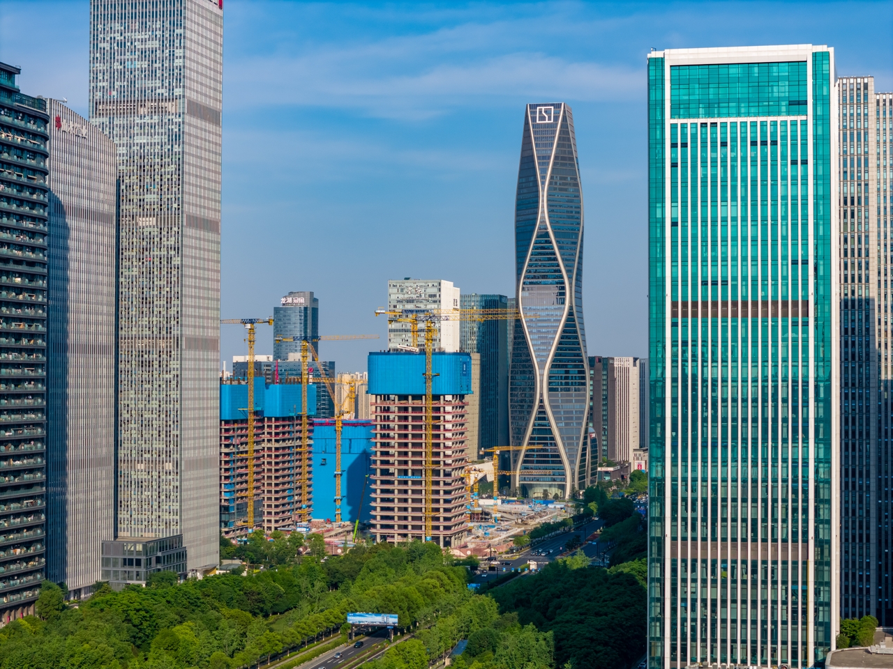 杭州：鸟瞰钱江世纪城公园城市天际线美景