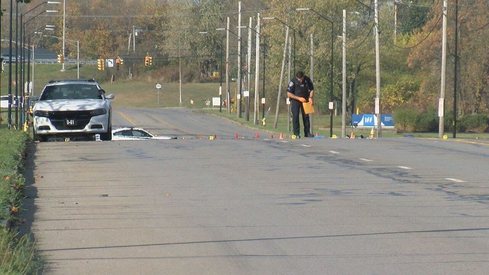 Pedestrian dies after being hit by truck on Lexington Avenue