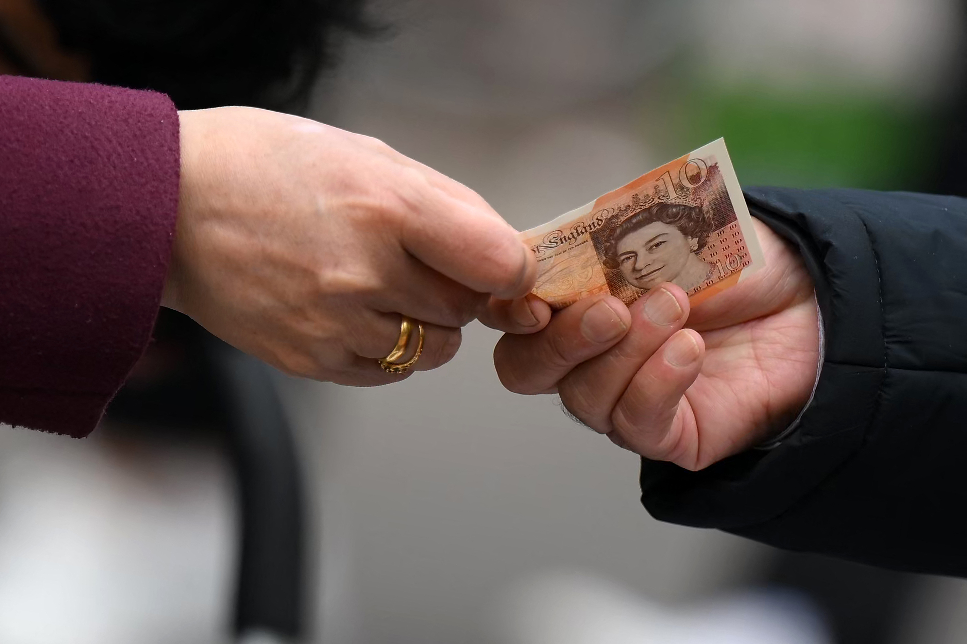 Christmas Bonus: DWP confirms who'll get £10 Christmas Bonus payments ...